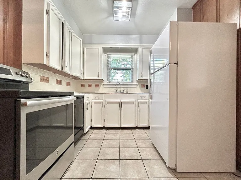 2428 Orpine Ave — Photo 3