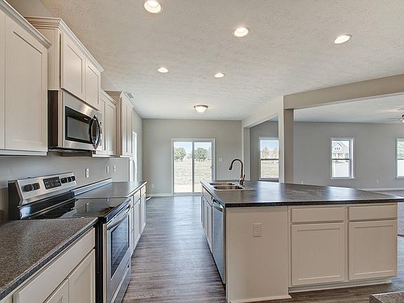 4th image of 824 N Abigail Ln