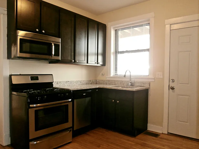 2410 W Winnemac Ave — Photo 4