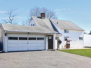 19 Dome Ln, Wantagh, NY 11793