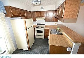 3rd image of 803 Applewood Ln