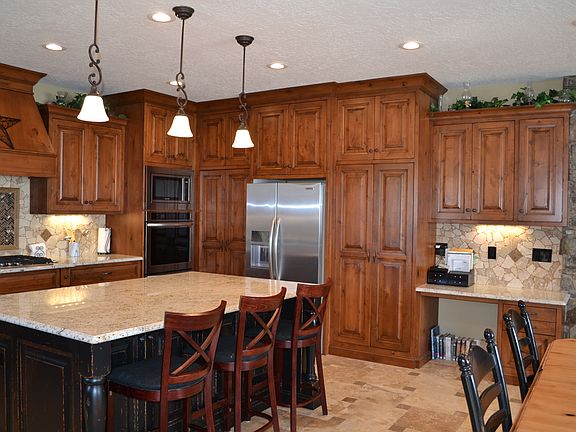 3rd image of 302 Hemlock Dr