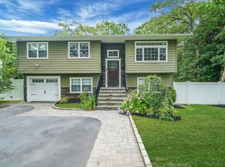 368 Carnation Dr, Shirley, NY 11967