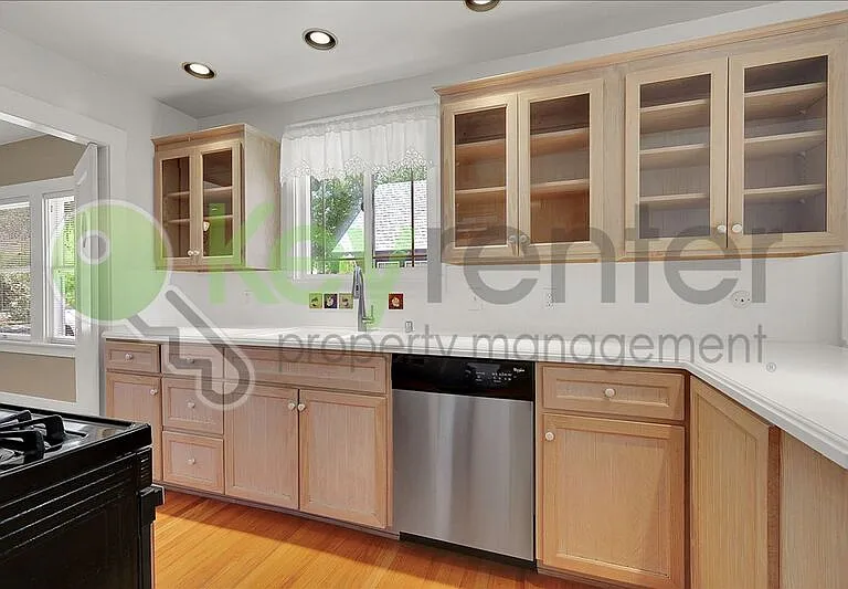 2933 27th St — Photo 14