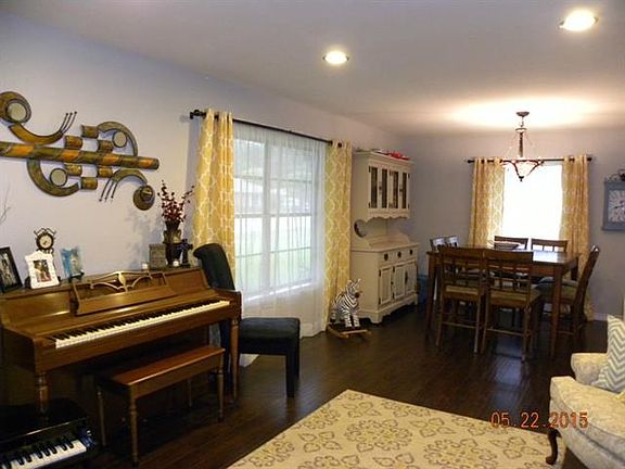 3rd image of 203 Royal Oaks Dr