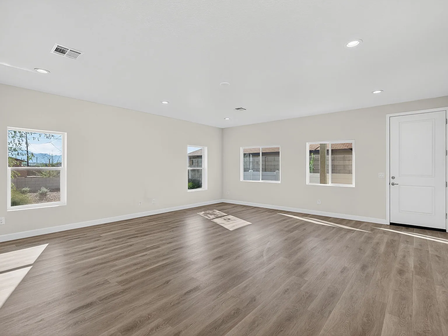 3 bed, 2.5 bath, 1700 sqft, $1,895 — Photo 3