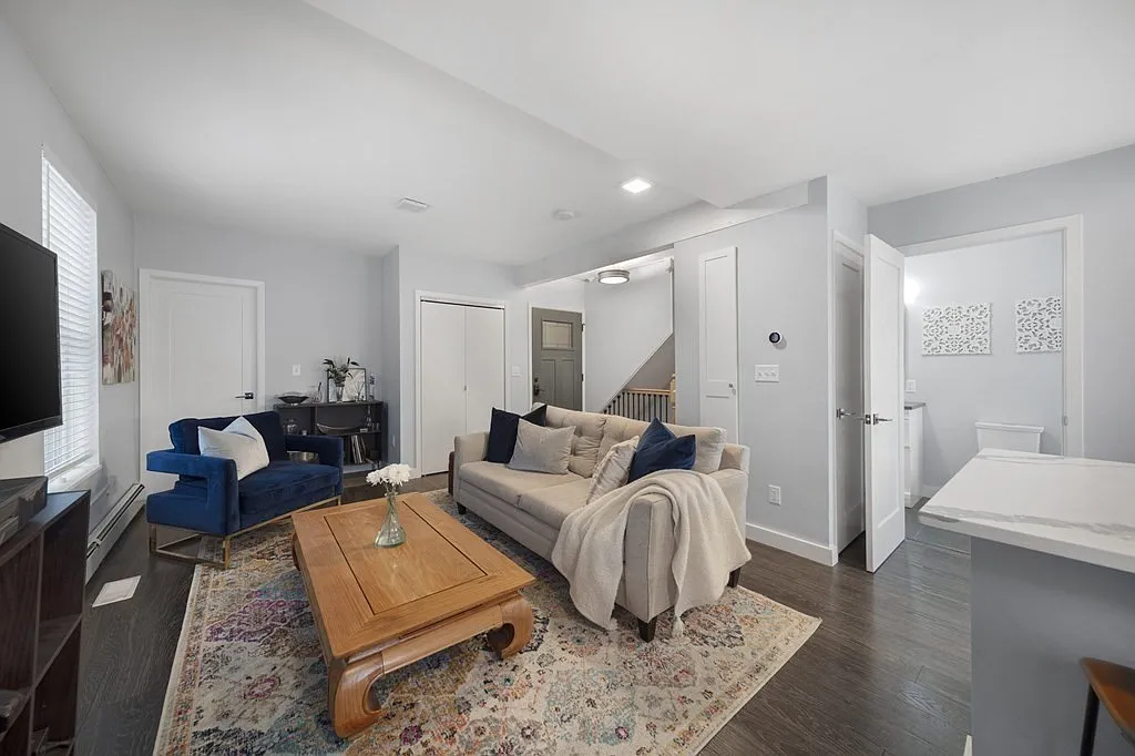 2 bed, 2.5 bath, 1300 sqft, $3,400 — Photo 4