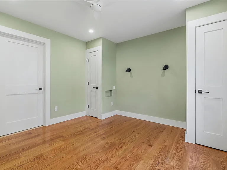 103 Hastings Ave — Photo 17