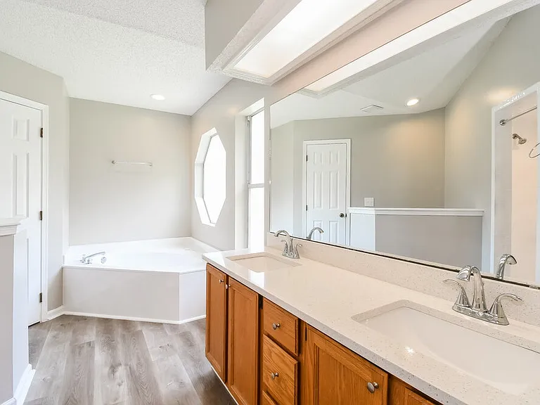 465 Oldfield Dr — Photo 13