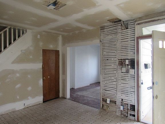 5th image of 916 High St N
