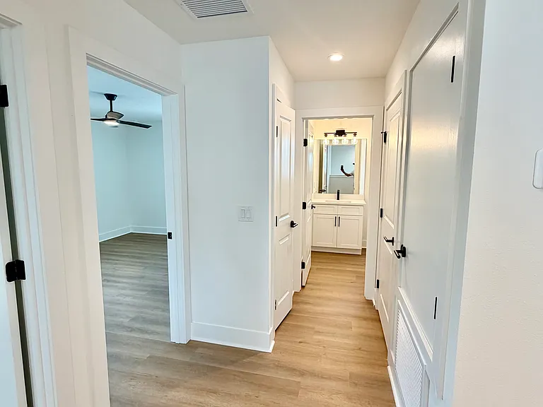 1215 E Esther St — Photo 4