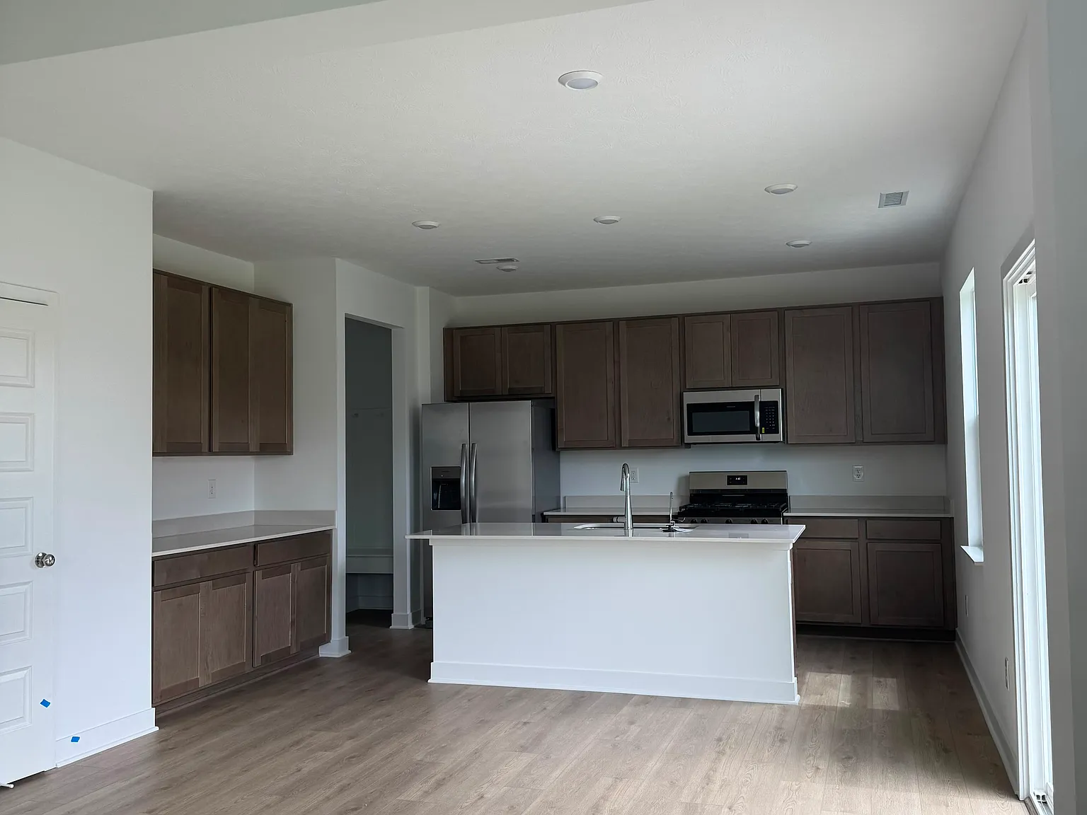 5 bed, 2422 sqft, $2,700 — Photo 3