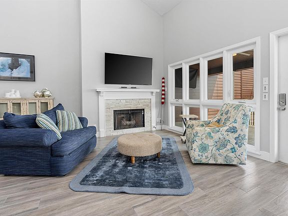 3rd image of 142 Lake Hamilton Dr APT 301