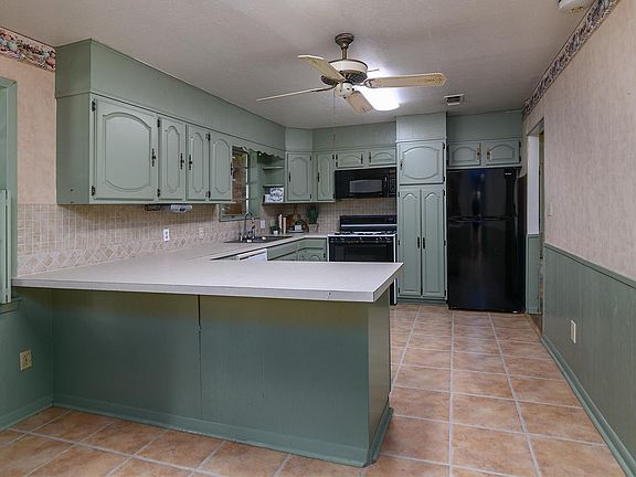 3rd image of 802 Caddo Lease Rd