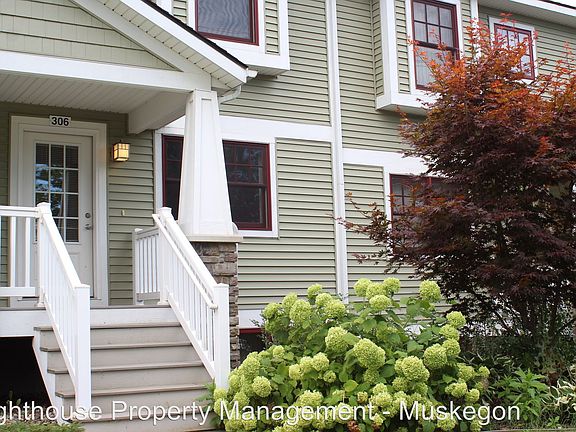 4th image of 300 E 16th St