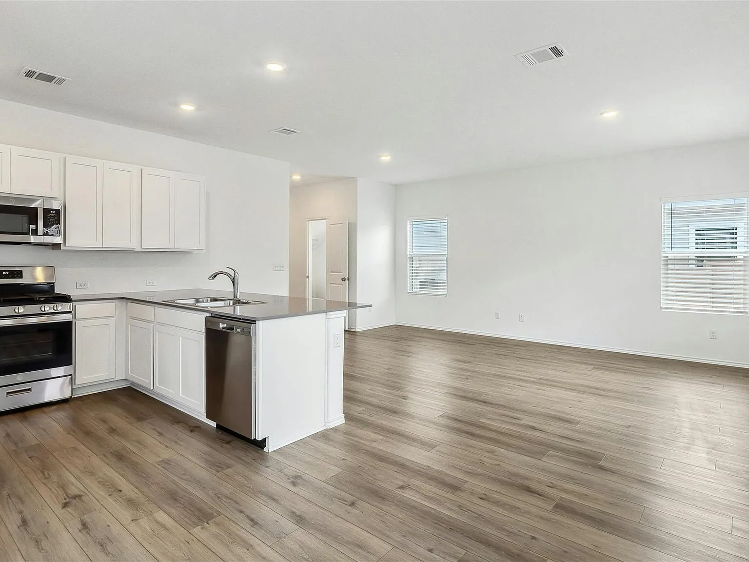 4 bed, 2.5 bath, 1926 sqft, $2,300 — Photo 2