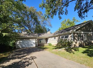 2 Parkwood Dr, Davenport, IA 52803