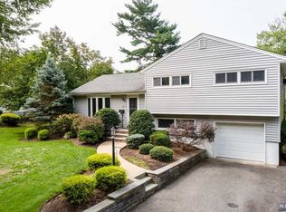 671 Pascack Rd, Paramus, NJ 07652