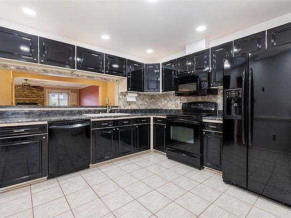 4th image of 270 Mannings Ln