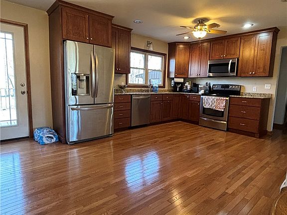 3rd image of 805 Hickory Dr