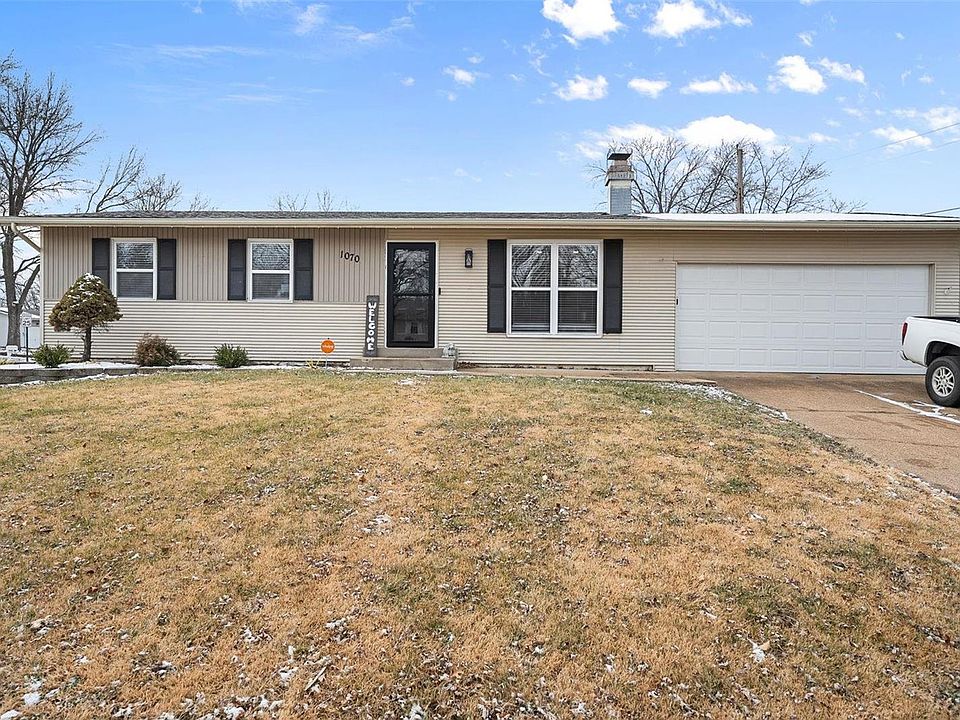 1st image of 1070 N Park Ln