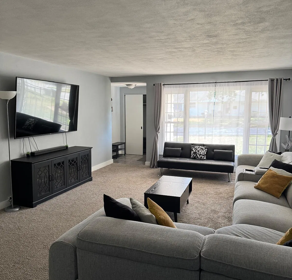 3 bed, 1.5 bath, 1540 sqft, $2,400 — Photo 2
