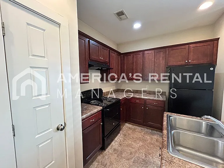 819 Kent Dr — Photo 16