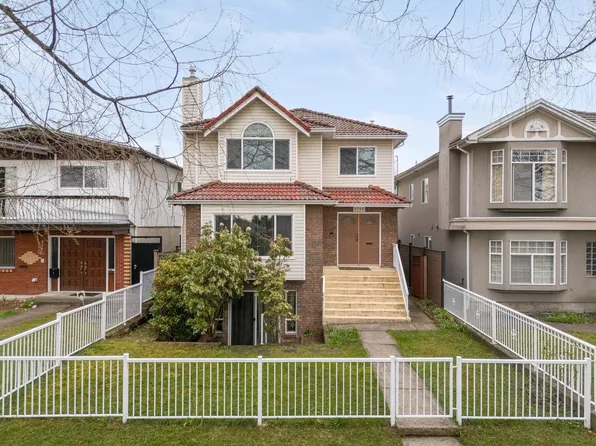 5756 Kerr St, Vancouver, BC V5R 4B7