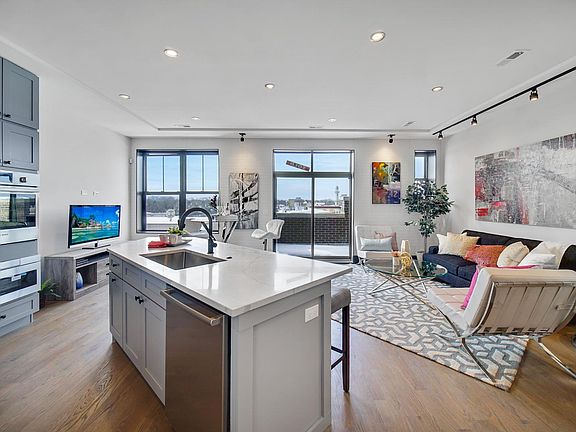 3rd image of 4625 S Lake Park Ave #4N
