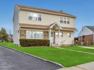 206 Bette Rd, East Meadow, NY 11554