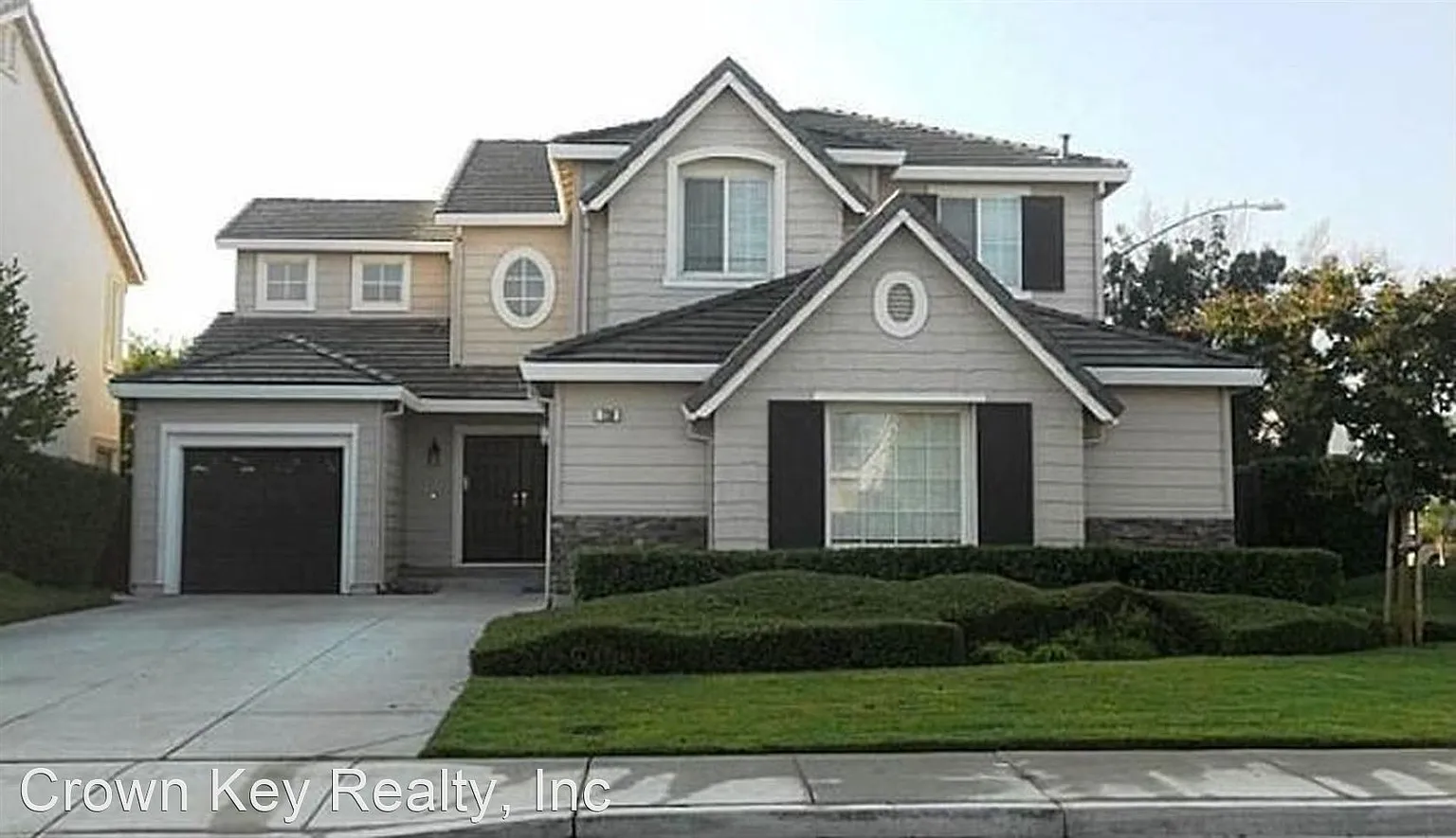 736 Superior Dr photo 1
