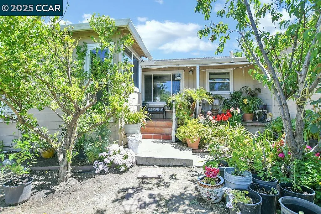 71 Ambrose Ave photo 1