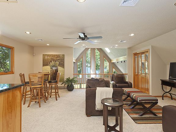 Bright Entertaining Loft W/ Wet Bar