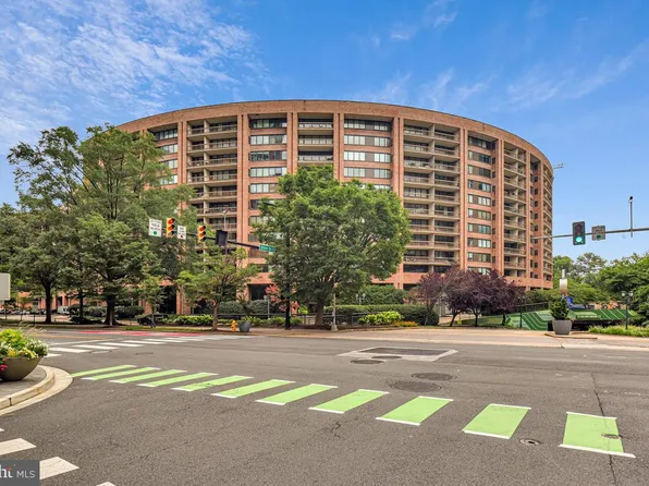 1805 Crystal Dr APT 807S, Arlington, VA 22202