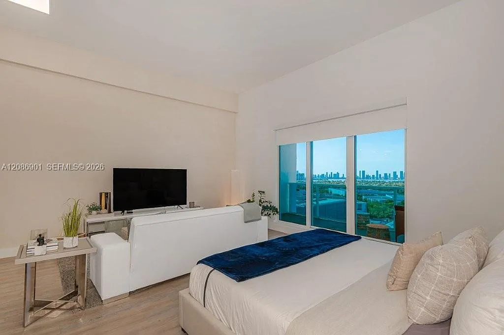 Roney Palace Condo — Photo 1