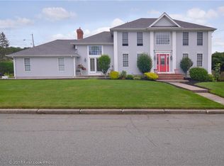 77 W River Pkwy, North Providence, RI 02904