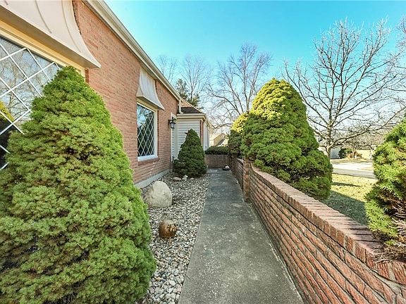 4th image of 3501 NE Shady Lane Dr