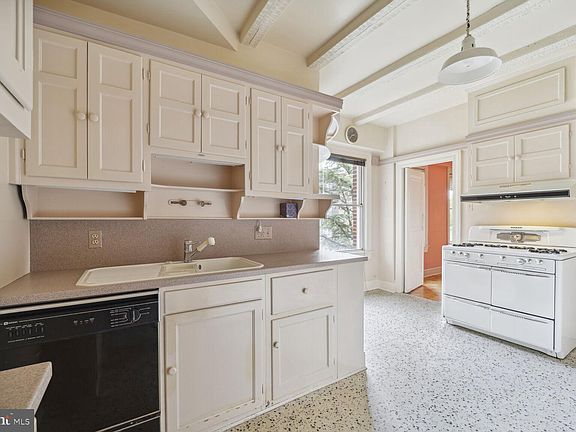 4th image of 4000 Cathedral Ave NW #713-723