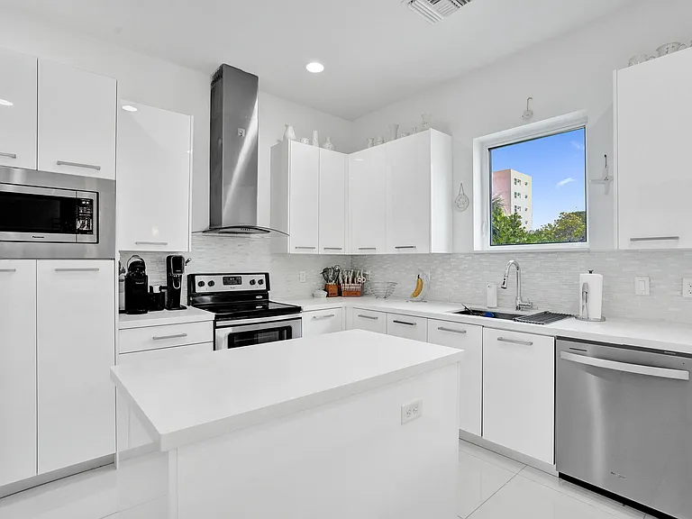1347 N Ocean Blvd — Photo 25