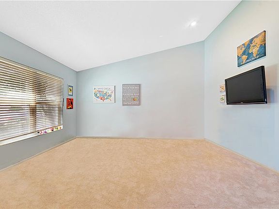 5th image of 813 Silverwood Dr