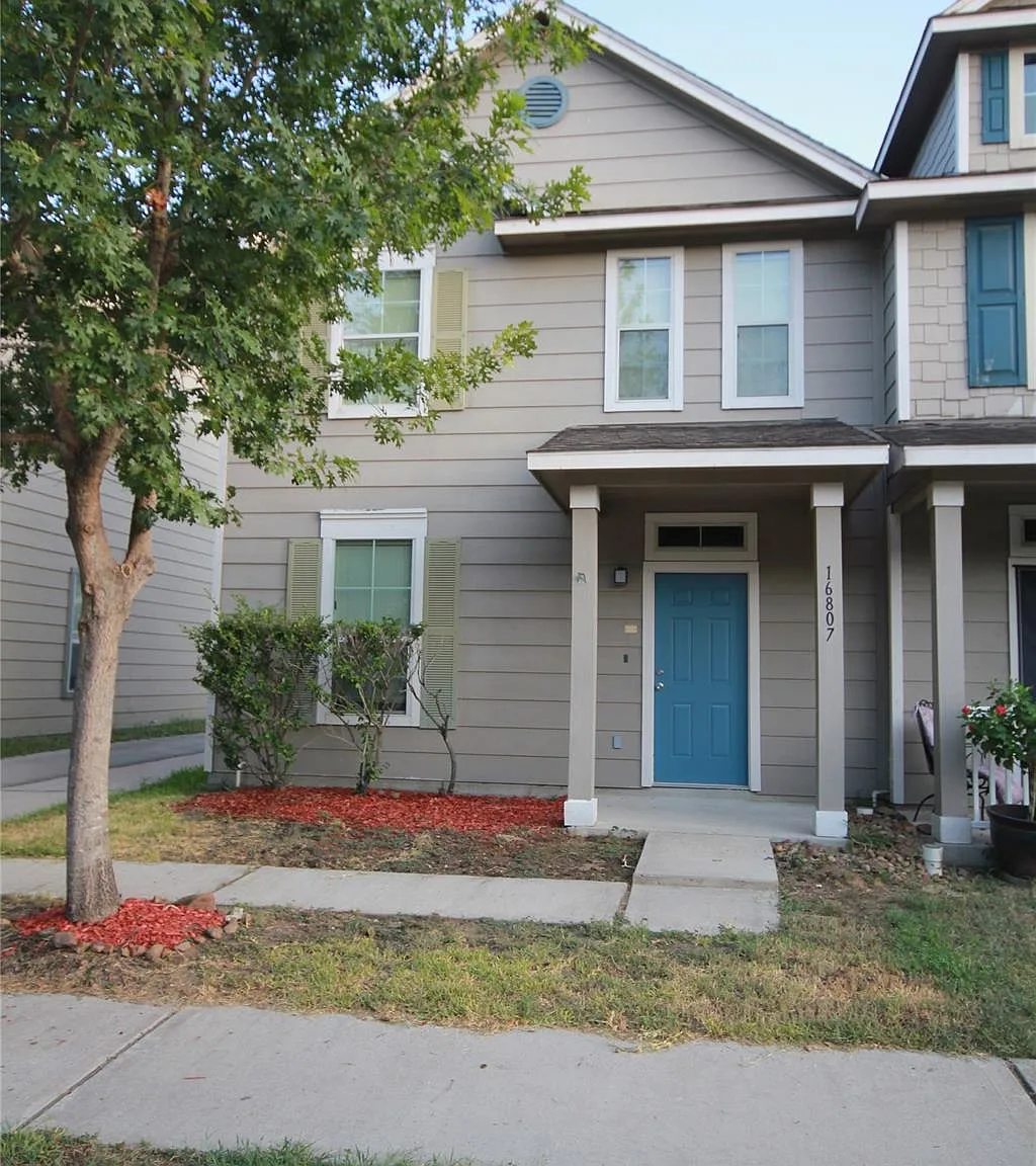 3 bed, 2.5 bath, 1540 sqft, $1,845 — Photo 2