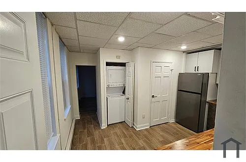 4670 James St Photo 1