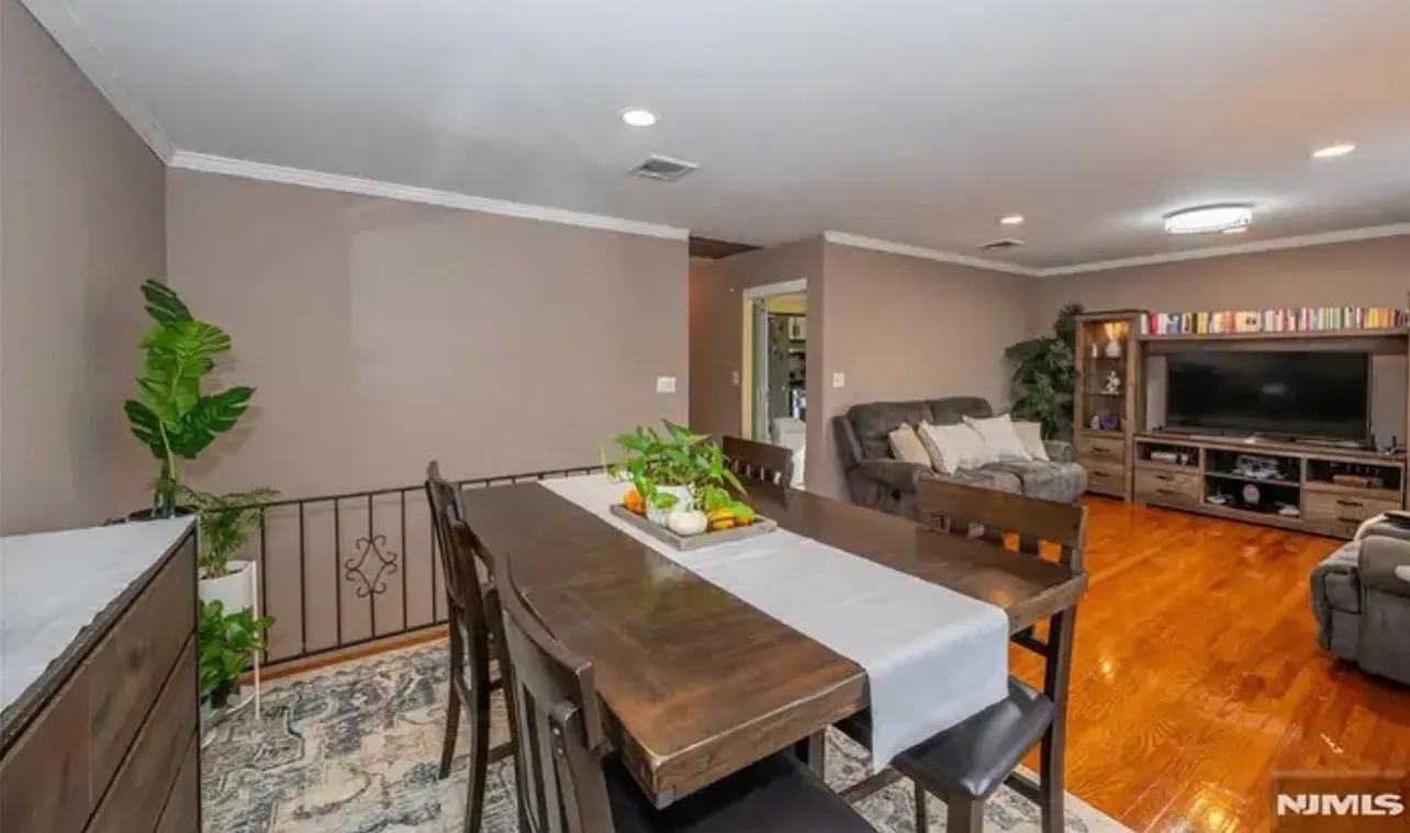 3 bed, 1300 sqft, $3,300 — Photo 3