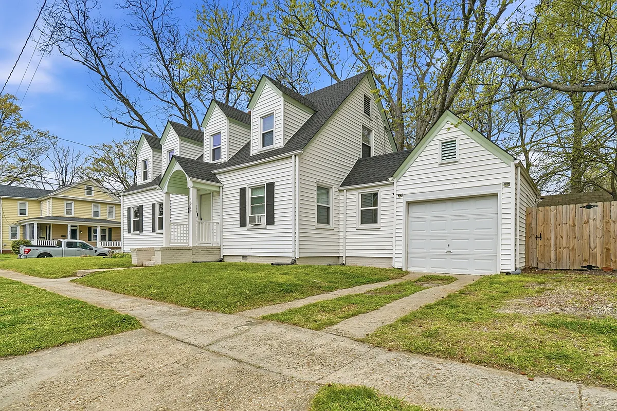 Building Photo - 3020 Davis St #2