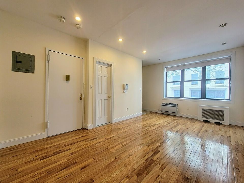 1st image of 160 E 28th St APT 1B