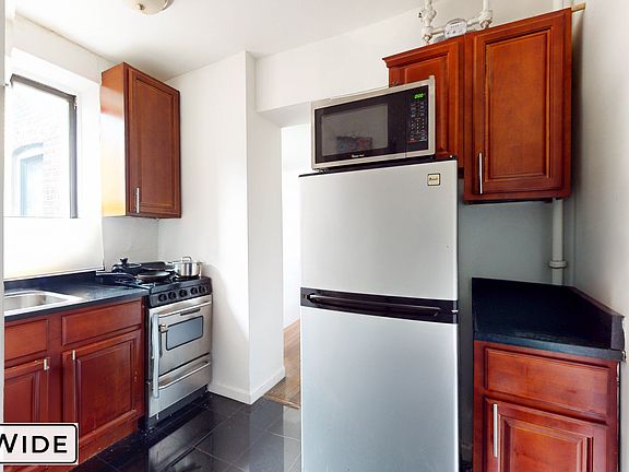 5th image of 86 E 4th St APT 22