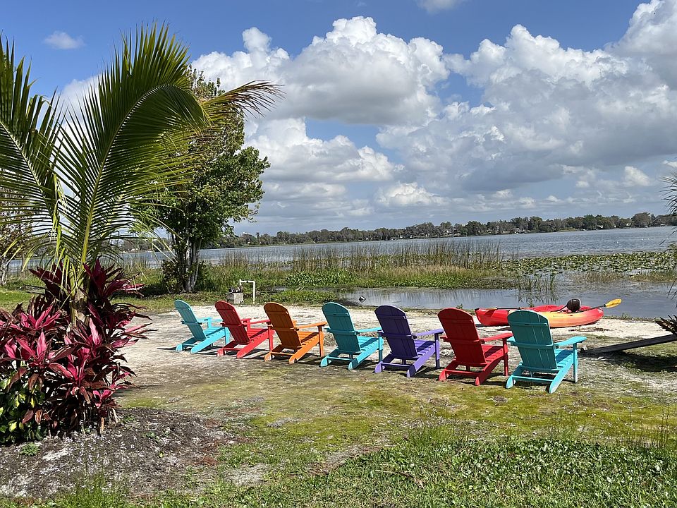 550 feet of shoreline on Clear Lake. Kayaks, canoes, and beach chairs for your use and enjoyment.
