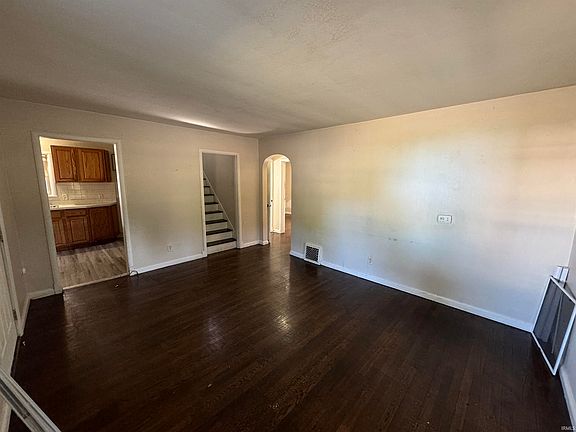 3rd image of 821 N Elmer St