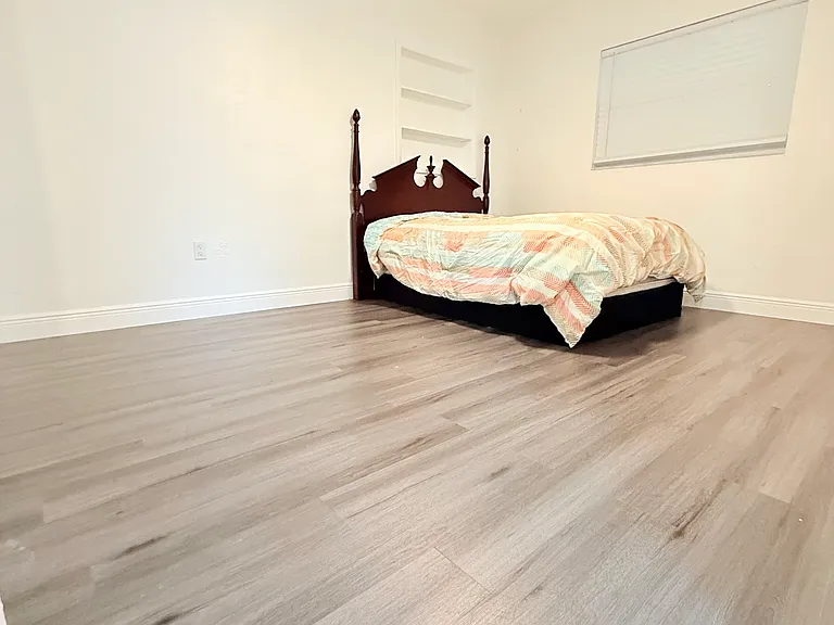 1557 Robinson Dr N — Photo 25