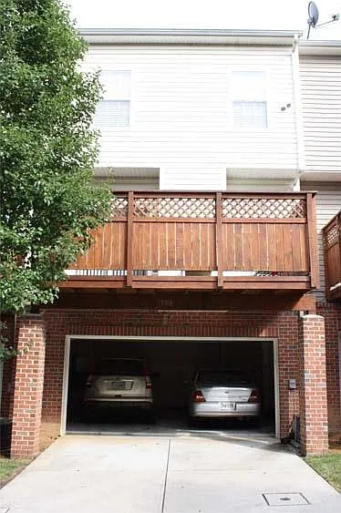4 bed, 3.5 bath, 1980 sqft, $3,200 — Photo 2